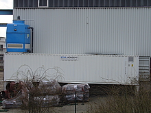 Technikcontainer mit Kühlturm